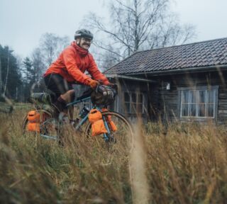 Marin Four Corners 1 being ridden past a Finnish cabin.