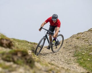 Marin rider Nikki Whiles descending a gravel trail on a Gestalt XR.